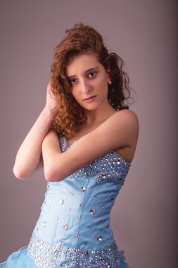 Sevimli genç kadın mavi elbiseli