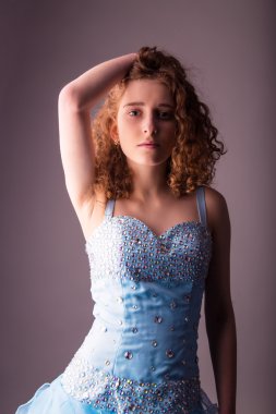 Sevimli genç kadın mavi elbiseli