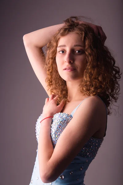 Leuke jonge vrouw in blauwe jurk — Stockfoto