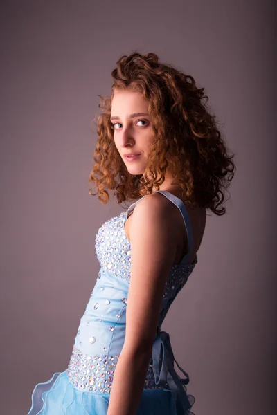 Leuke jonge vrouw in blauwe jurk — Stockfoto