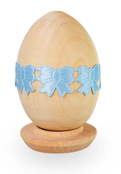 Blue ribbon on wooden egg — Stock Photo, Image