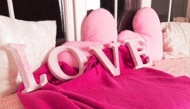 Dekoratif pembe harfler kelime aşk pembe yastık ile şekillendirme