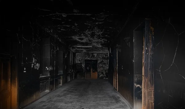 Страшний коридор з чорними стінами — стокове фото