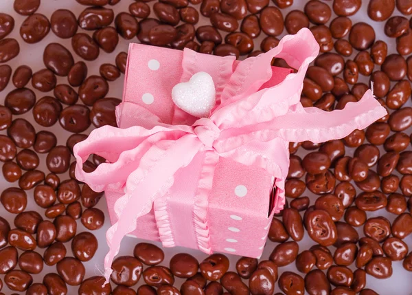 Coffret cadeau rose avec dragees au chocolat — Photo