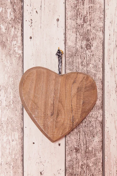 Un cuore di legno su una parete — Foto Stock