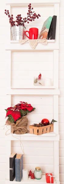 Estantes blancos con una variedad de decoraciones de Año Nuevo — Foto de Stock