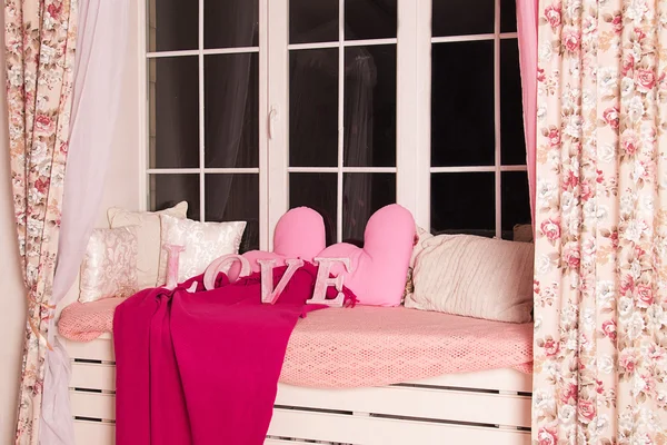 Letras decorativas de color rosa formando palabra AMOR con almohadas de color rosa —  Fotos de Stock