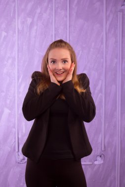 siyah bir takım elbise sürpriz genç bir kadın portresi