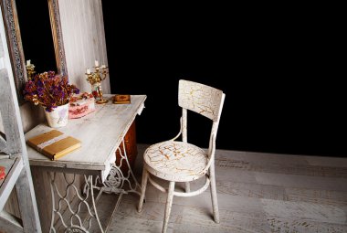 Vintage eski beyaz sandalye ve masa Studio