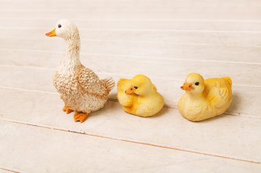 Üç seramik ördek figürler