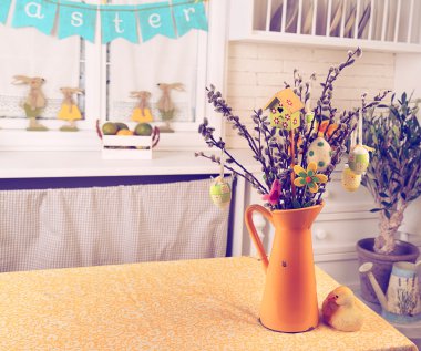 Kukum şubelere Paskalya yumurtaları ile bir vazoda