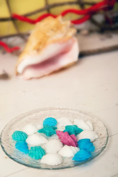 Bir cam tabak, şeker yapılan figürler — Stok fotoğraf