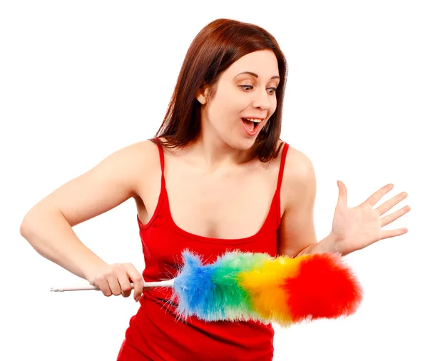 Ev tozu için çırpma teli ile kırmızı gömlekli sürpriz kadın — Stok fotoğraf