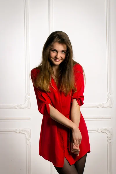Sexy donna bruna in camicia rossa — Foto Stock