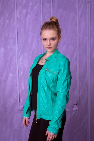 Portret van een jonge vrouw in blauwe jas — Stockfoto