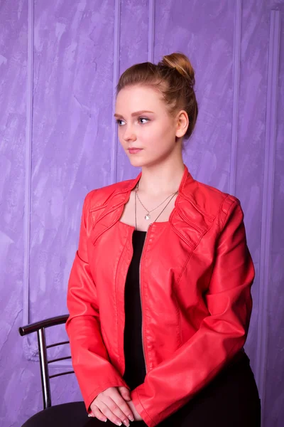 Portret van een jonge vrouw in rood jasje — Stockfoto