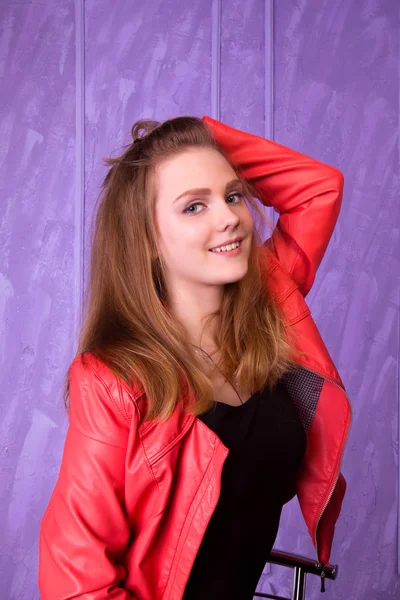 Portret van een jonge vrouw in rood jasje — Stockfoto