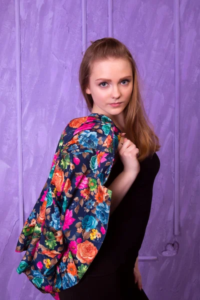 Portret van een jonge vrouw in jas — Stockfoto