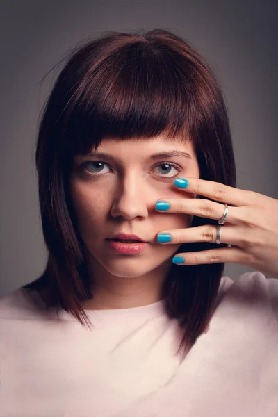 Retrato de una joven morena — Foto de Stock