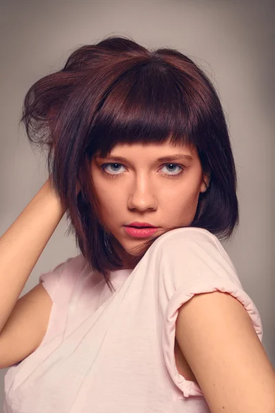 Portret van een jonge brunette vrouw — Stockfoto