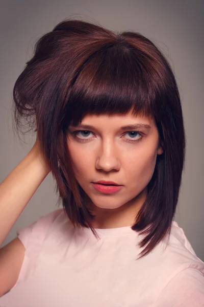 Portret van een jonge brunette vrouw — Stockfoto