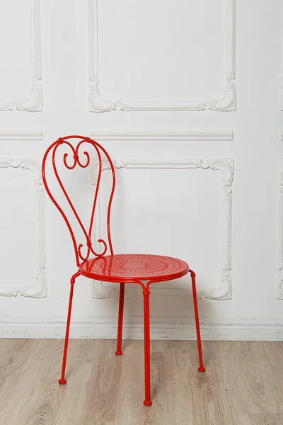 Красное металлическое кресло — стоковое фото