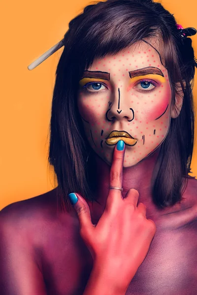 Hermosa joven con maquillaje de arte pop creativo —  Fotos de Stock