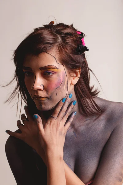 Retrato de una hermosa mujer joven con maquillaje creativo de arte pop —  Fotos de Stock
