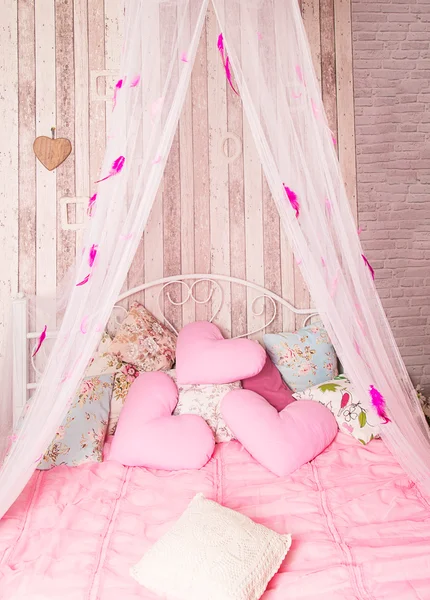 Hemelbed met roze kussens — Stockfoto