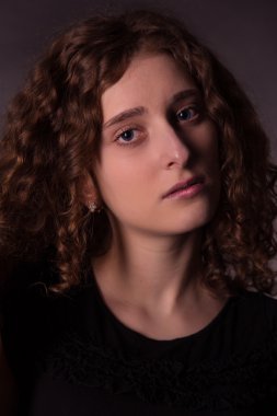 Düşük bir anahtar Kızıl saçlı genç kadın portresi