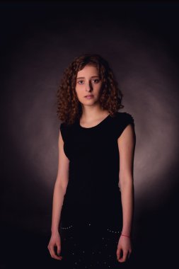 Düşük bir anahtar Kızıl saçlı genç kadın portresi