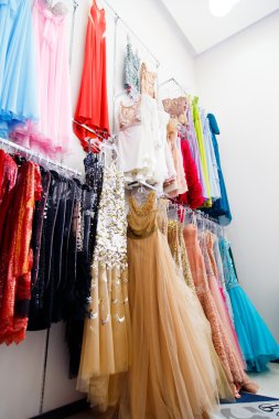 Abiye askıları Store üzerinde