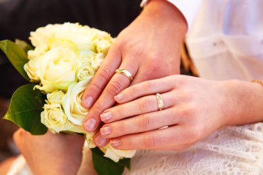 Düğün Çiçeğindeki Eller ve Yüzükler