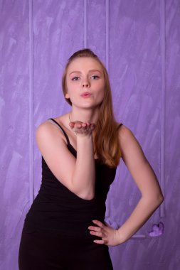 Genç kadın siyah bir öpücük gönderir