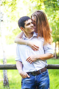 Aşık genç erkek ve kadın