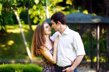 Aşık genç erkek ve kadın