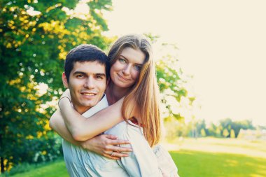 Aşık genç erkek ve kadın