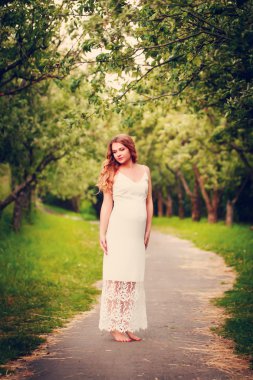 çekici gülümseyen hamile kadın