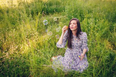 Sabun köpüğü üfleme mutlu genç kadın