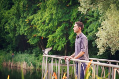 Genç adam mesafe niteliğine bakarak