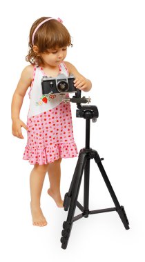Bir küçük şirin kız ile fotoğraf makinesi tripod üzerinde bir atış yapma yapma