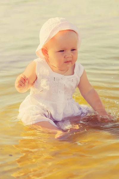 Niña en panama sentada en el río — Foto de Stock