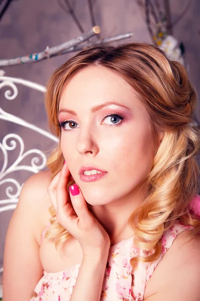 Portret van jonge mooie vrouw in engel kostuum met roze win — Stockfoto