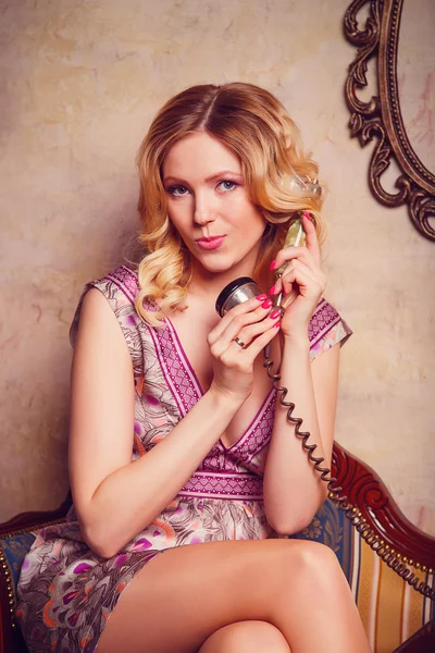 Şık telefon ile güzel şehvetli genç bayan portresi — Stok fotoğraf