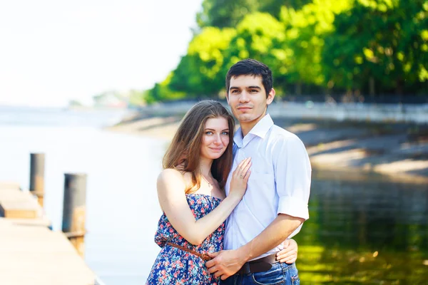 Jonge man en vrouw samen op pier — Stockfoto