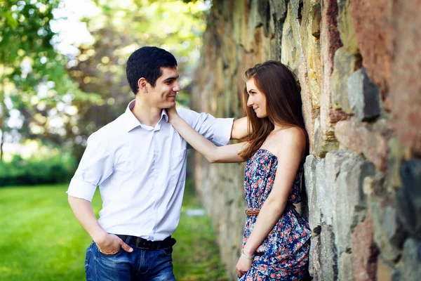 Amantes jovem homem e mulher — Fotografia de Stock