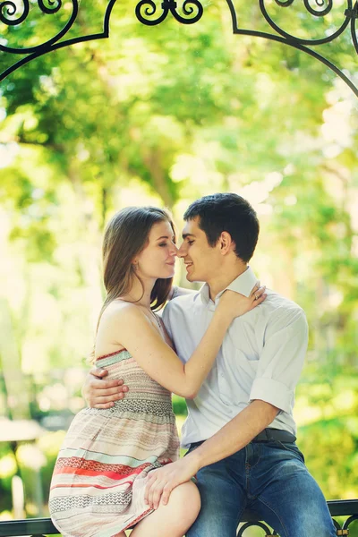 Gli amanti giovane uomo e donna — Foto Stock