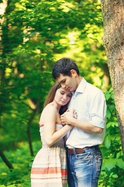 Влюбленные молодой человек и женщина — стоковое фото