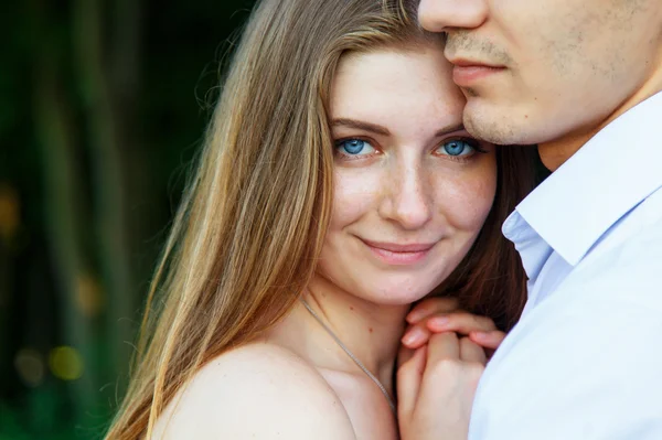 Portret van een mooie jonge vrouw met blauwe ogen — Stockfoto