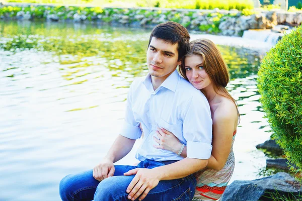 Amante jovem casal em um parque — Fotografia de Stock